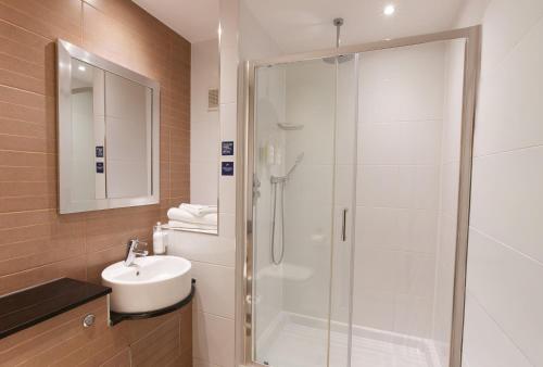 Habitación King del hotel Thistle London Heathrow Terminal 5. Foto 5