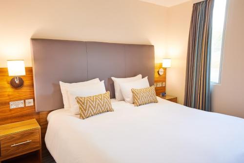 Habitación King del hotel Thistle London Heathrow Terminal 5. Foto 6