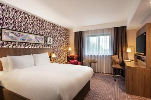 Habitación con vistas a la pista - cama king y cama individual del hotel Leonardo London Heathrow Airport. Foto 1