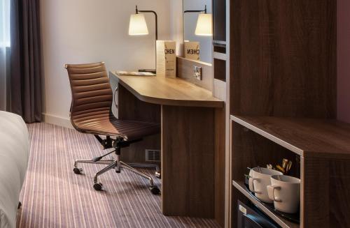 Habitación con vista a la pista, cama King y cama doble del hotel Leonardo London Heathrow Airport