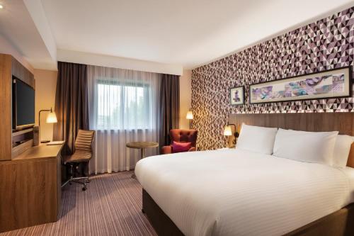 Habitación Executive con cama extragrande del hotel Leonardo London Heathrow Airport. Foto 1