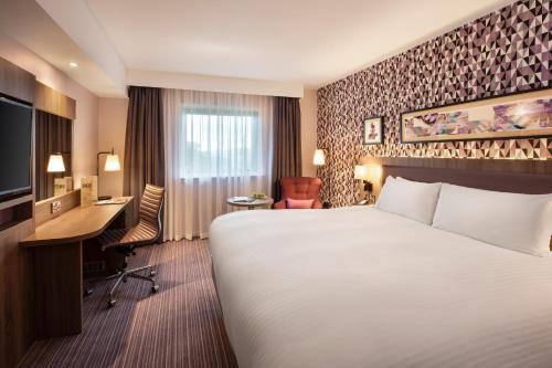 Habitación Executive con cama extragrande del hotel Leonardo London Heathrow Airport. Foto 2