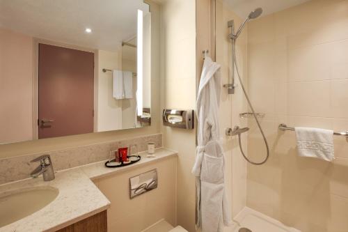 Habitación Executive con cama extragrande del hotel Leonardo London Heathrow Airport. Foto 3
