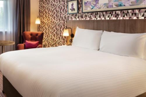 Habitación con cama extragrande. del hotel Leonardo London Heathrow Airport