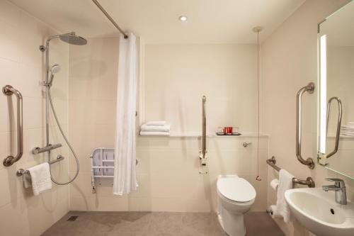 Habitación accesible - 1 cama extragrande del hotel Leonardo London Heathrow Airport. Foto 3
