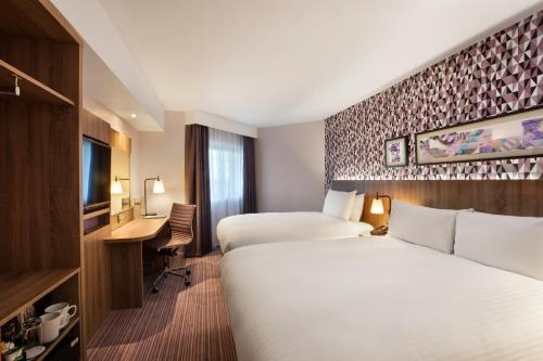 Habitación Estándar - cama extragrande y cama individual del hotel Leonardo London Heathrow Airport. Foto 2