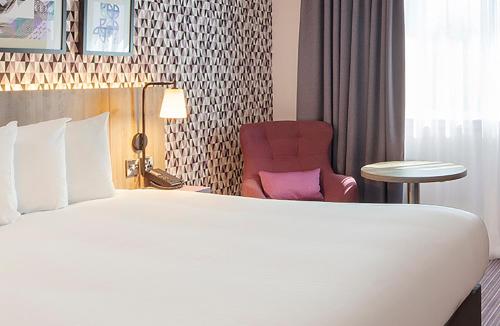 Habitación Estándar - 1 cama extragrande y 1 cama doble del hotel Leonardo London Heathrow Airport