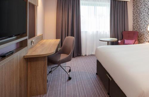 Habitación Estándar - 1 cama extragrande y 1 cama doble del hotel Leonardo London Heathrow Airport. Foto 1