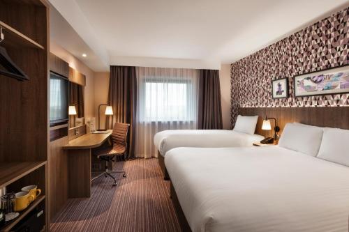 Habitación Estándar - 1 cama extragrande y 1 cama doble del hotel Leonardo London Heathrow Airport. Foto 4