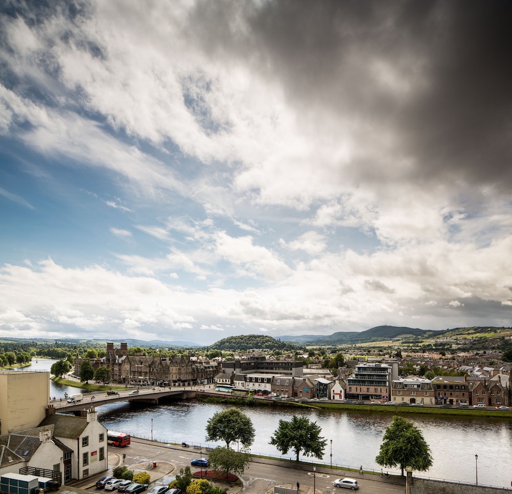 Habitación Privilege con 1 cama doble y vistas al río o al casco antiguo del hotel Mercure Inverness. Foto 10
