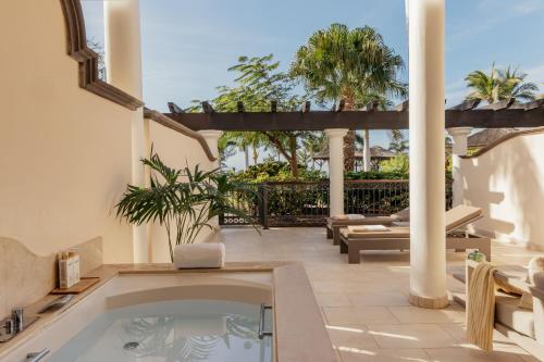RedLevel Junior Suite Large Terrace and Hot Tub del hotel Red Level Gran Meliá Palacio de Isora. Foto 2