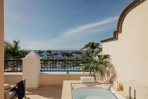 Suite Junior Red Level con vistas frontales al mar y bañera de hidromasaje del hotel Red Level Gran Meliá Palacio de Isora. Foto 3
