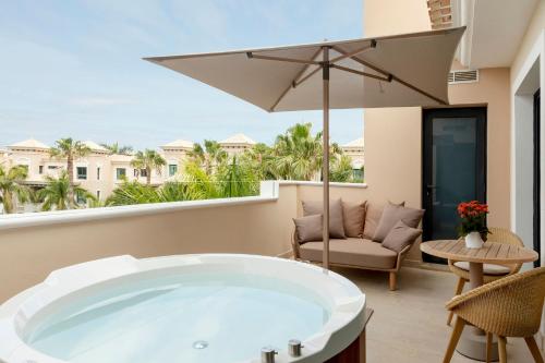 Suite Master Red Level con vistas al mar y terraza con bañera del hotel Red Level Gran Meliá Palacio de Isora. Foto 5