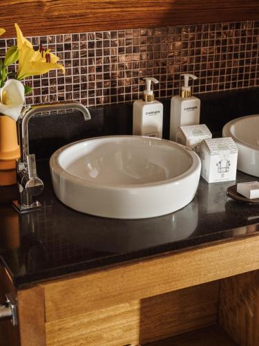 Habitación Deluxe Redlevel con vistas parciales al mar y bañera de hidromasaje del hotel Red Level Gran Meliá Palacio de Isora. Foto 8