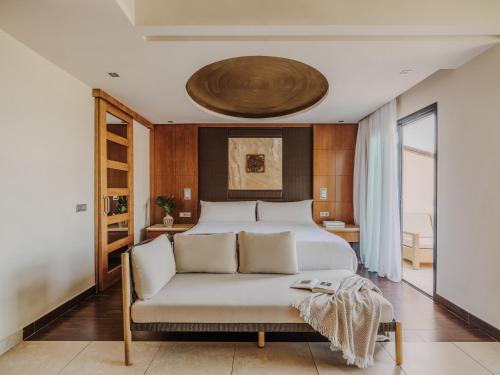 Habitación Deluxe Redlevel con vistas parciales al mar del hotel Red Level Gran Meliá Palacio de Isora. Foto 2