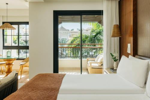 Habitación Deluxe Redlevel con vistas parciales al mar del hotel Red Level Gran Meliá Palacio de Isora. Foto 3