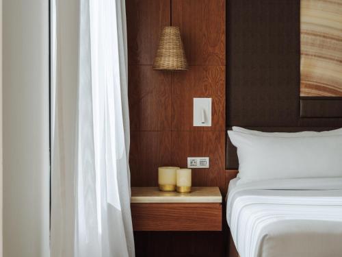 Habitación Deluxe Redlevel con vistas parciales al mar y bañera de hidromasaje del hotel Red Level Gran Meliá Palacio de Isora. Foto 2