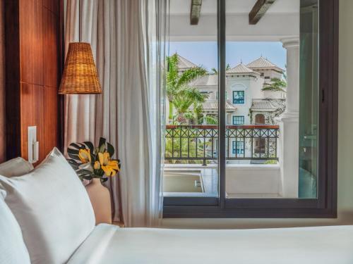 Habitación Deluxe Redlevel con vistas parciales al mar y bañera de hidromasaje del hotel Red Level Gran Meliá Palacio de Isora. Foto 10