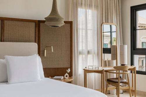 Suite Master Red Level con vistas al mar y terraza con bañera del hotel Red Level Gran Meliá Palacio de Isora. Foto 4