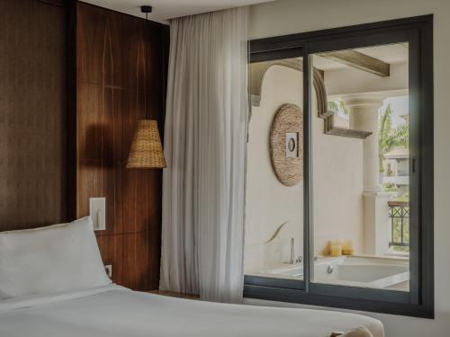 Habitación Deluxe Redlevel con vistas parciales al mar y bañera de hidromasaje del hotel Red Level Gran Meliá Palacio de Isora. Foto 17