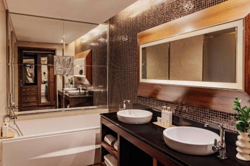 Habitación Deluxe Redlevel con vistas parciales al mar y bañera de hidromasaje del hotel Red Level Gran Meliá Palacio de Isora. Foto 18