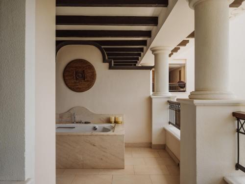 Habitación Deluxe Redlevel con vistas parciales al mar y bañera de hidromasaje del hotel Red Level Gran Meliá Palacio de Isora. Foto 19