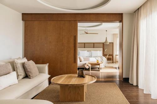 Suite Master Red Level con vistas al mar y terraza con bañera del hotel Red Level Gran Meliá Palacio de Isora