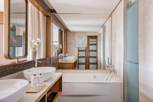 Suite Master Red Level con vistas al mar y terraza con bañera del hotel Red Level Gran Meliá Palacio de Isora. Foto 5