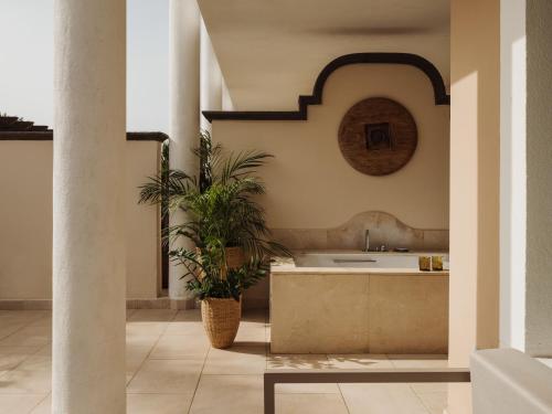 RedLevel Junior Suite Large Terrace and Hot Tub del hotel Red Level Gran Meliá Palacio de Isora. Foto 8