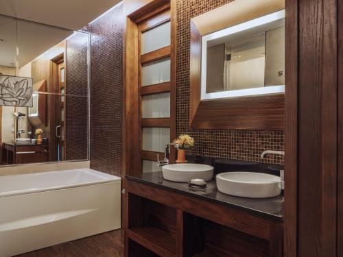 Suite Junior Red Level con vistas frontales al mar y bañera de hidromasaje del hotel Red Level Gran Meliá Palacio de Isora. Foto 2