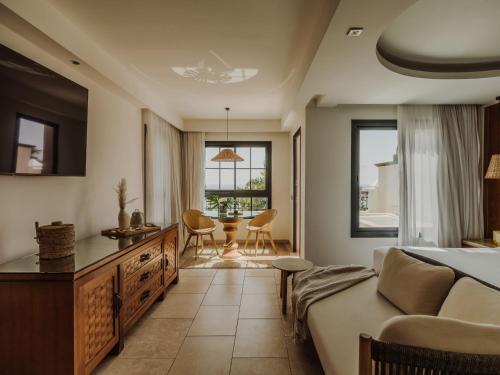 Suite Junior Red Level con vistas frontales al mar y bañera de hidromasaje del hotel Red Level Gran Meliá Palacio de Isora. Foto 11