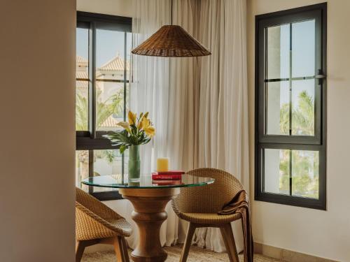 Habitación Deluxe Redlevel con vistas parciales al mar y bañera de hidromasaje del hotel Red Level Gran Meliá Palacio de Isora. Foto 38