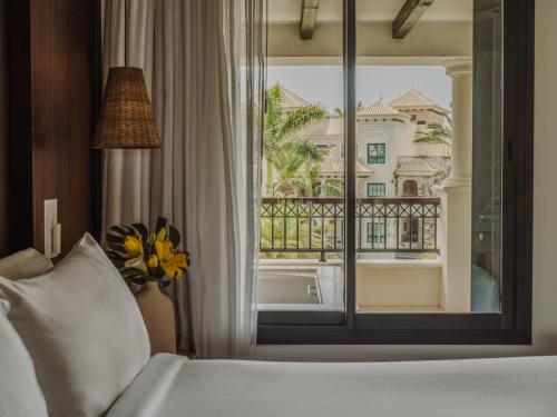 Habitación Deluxe Redlevel con vistas parciales al mar y bañera de hidromasaje del hotel Red Level Gran Meliá Palacio de Isora. Foto 41