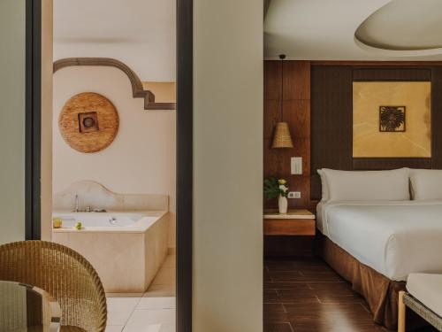 Habitación Deluxe Redlevel con vistas parciales al mar y bañera de hidromasaje del hotel Red Level Gran Meliá Palacio de Isora. Foto 45