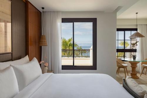 Suite Junior Red Level con vistas frontales al mar y bañera de hidromasaje del hotel Red Level Gran Meliá Palacio de Isora. Foto 30