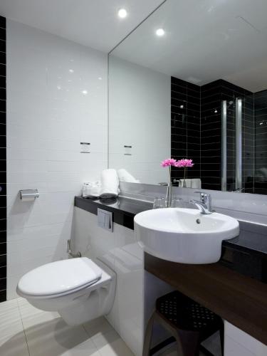Habitación Triple Estándar del hotel Olympia Universidades. Foto 1