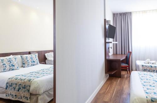 Habitación Triple Estándar del hotel Olympia Universidades. Foto 5