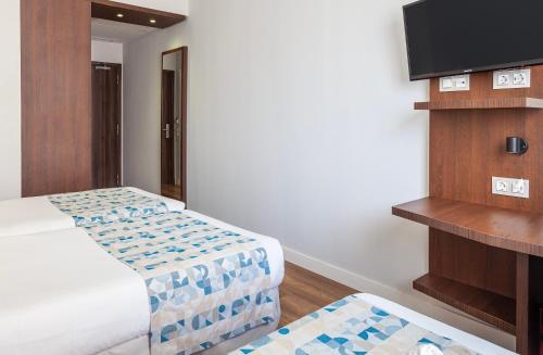Habitación Triple Estándar del hotel Olympia Universidades. Foto 6