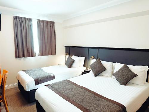 Habitación familiar - cama doble e individuales del hotel Best Western Corona. Foto 6