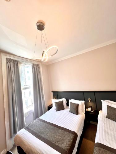 Habitación familiar - cama doble e individuales del hotel Best Western Corona. Foto 8