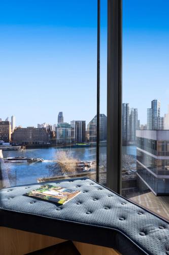 Habitación Deluxe con cama grande y vistas del hotel Riu Plaza London The Westminster. Foto 2