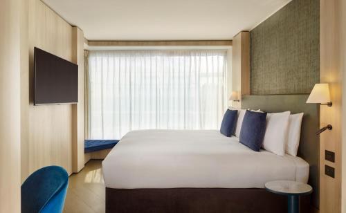 Habitación Deluxe esquinera con cama grande del hotel Riu Plaza London The Westminster