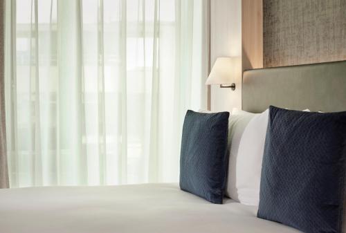 Habitación Deluxe esquinera con cama grande del hotel Riu Plaza London The Westminster. Foto 2