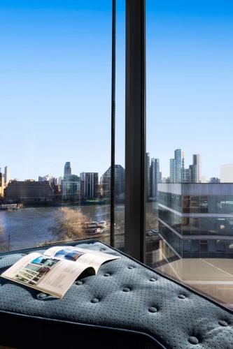 Habitación Deluxe esquinera con cama grande del hotel Riu Plaza London The Westminster. Foto 4