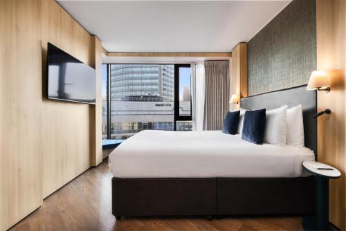 Habitación Deluxe esquinera con cama grande del hotel Riu Plaza London The Westminster. Foto 7