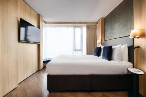 Habitación Deluxe esquinera con cama grande del hotel Riu Plaza London The Westminster. Foto 8