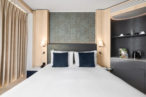 Habitación Deluxe esquinera con cama grande del hotel Riu Plaza London The Westminster. Foto 9