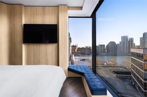 Habitación Deluxe esquinera con cama grande del hotel Riu Plaza London The Westminster. Foto 10