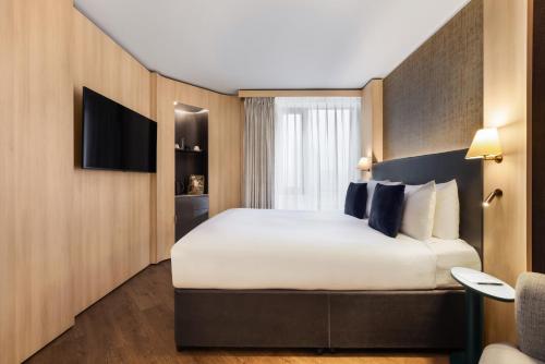 Habitación Superior Deluxe con cama grande del hotel Riu Plaza London The Westminster. Foto 6