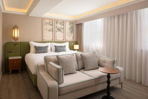 Habitación Familiar Hydeaway con dos camas King y vistas a la ciudad del hotel Hyde & Seek, London Hyde Park, a Tribute Portfolio Hotel. Foto 1